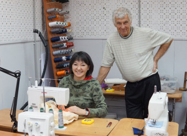 Мужчины учатся шить: в Красноярске начинающие дизайнеры старшего возраста создают коллекцию спортивных костюмов
